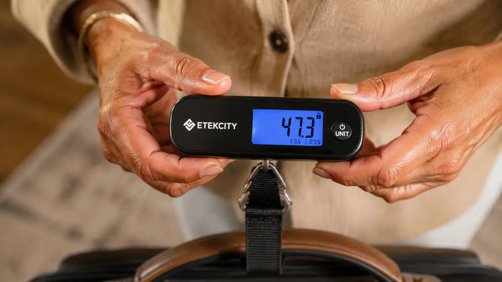 Close-up of the Etekcity scale LCD display showing 47.3 lbs with a lock indicator lit